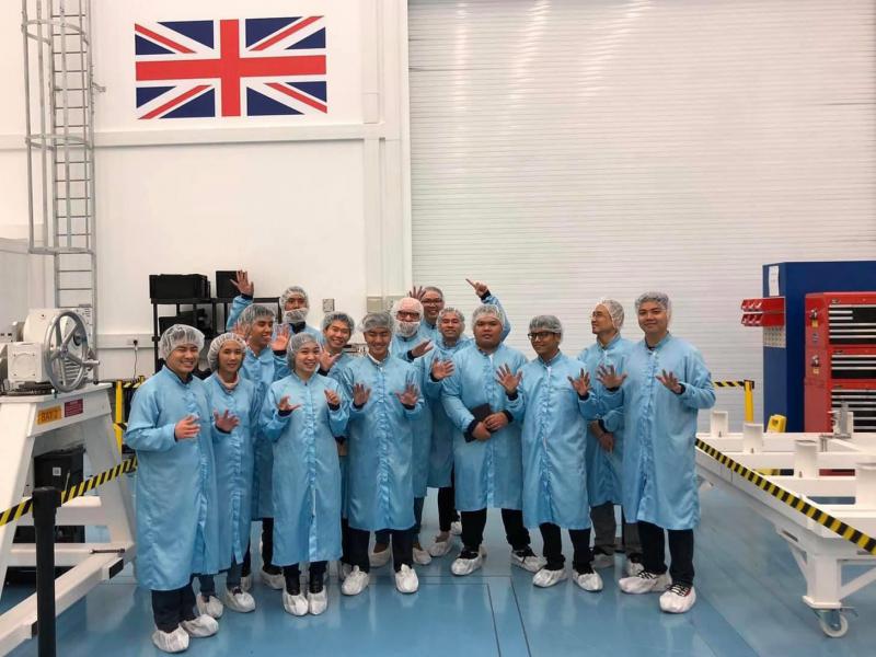 วิศวกรไทยทั้ง 16 ชีวิต ได้ปฏิบัติหน้าที่ในการพัฒนาดาวเทียมเล็กร่วมกับทีมวิศวกรด้านดาวเทียม ของ Surrey Satellite Technology : SSTL ณ เมืองกิลด์ฟอร์ด สหราชอาณาจักร_2