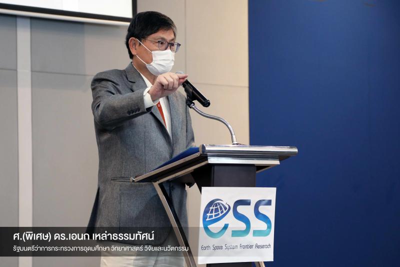 “เอนก” เปิดประชุมนานาชาติการวิจัยขั้นแนวหน้าระบบโลกและอวกาศแห่งประเทศไทย ชี้ต้องทำให้โลกเห็นว่า ประเทศไทยมีศักยภาพที่จะเข้าไปสู่ประชาคมโลกที่พัฒนาแล้ว ด้าน GISTDA จัดทำสมุดปกขาวและแผนที่นำทางแห่งชาติครั้งแรกของประเทศ เตือนสภาพภูมิอากาศที่ส่งผลต่อสิ่งมีชีวิต สิ่งแวดล้อม ภัยพิบัติ_8