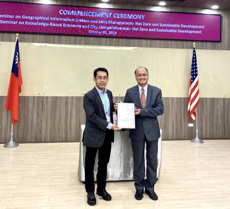 ในระหว่างวันที่ 18 – 31 ตุลาคม 2566 ที่ผ่านมา นายธนากร สงวนตระกูล นักภูมิสารสนเทศชำนาญการพิเศษ จาก GISTDA ได้รับคัดเลือกจาก ศูนย์ ICLPST (International Center for Land Policy Studies and Training), Taoyuan, Taiwan, Republic of China ให้เป็นตัวแทนประเทศไทย ภายใต้การประสานงานของ Taipei Economic & Cultural Office in Thailand _2