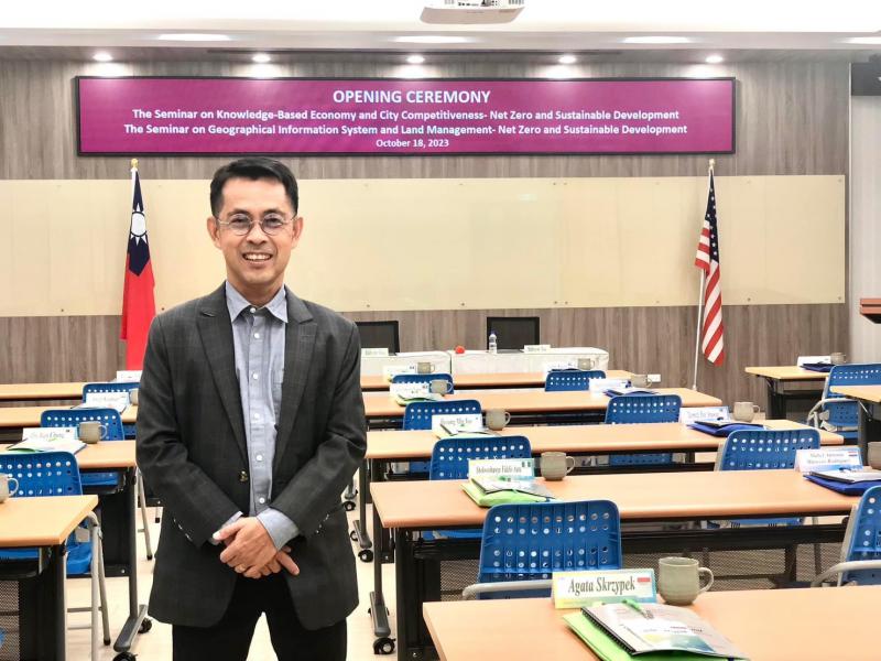 ในระหว่างวันที่ 18 – 31 ตุลาคม 2566 ที่ผ่านมา นายธนากร สงวนตระกูล นักภูมิสารสนเทศชำนาญการพิเศษ จาก GISTDA ได้รับคัดเลือกจาก ศูนย์ ICLPST (International Center for Land Policy Studies and Training), Taoyuan, Taiwan, Republic of China ให้เป็นตัวแทนประเทศไทย ภายใต้การประสานงานของ Taipei Economic & Cultural Office in Thailand _16
