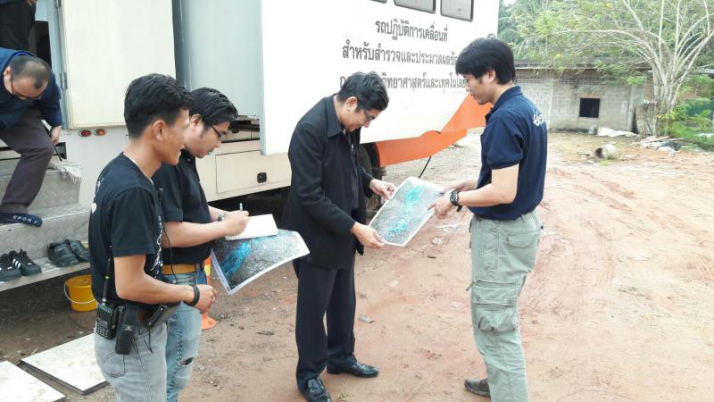 Dr.Anon Snitwongse Na Ayudhya, the Director of GISTDA visits Amphoe Kiensa in Suratthani province and addresses an operation policy to mobile operation team who explores and evaluates flood information._4