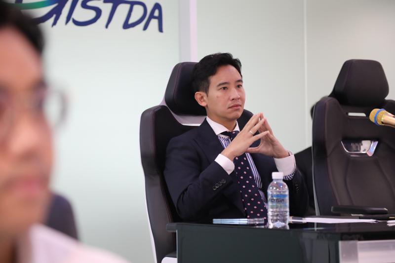 พิธา และทีม ขอเข้าหารือ GISTDA รับฟังข้อเสนอแนะนโยบายการแก้ปัญหาภัยแล้ง ภัยพิบัติ รวมถึงการพัฒนาดาวเทียม และท่าอวกาศยานในประเทศไทย_8