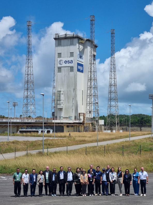 ส่งดาวเทียมสำรวจโลก THEOS-2 (Thailand Earth Observation Satellite 2)  ขึ้นสู่วงโคจรจากท่าอวกาศยานยุโรปเฟรนช์เกียนา(Guiana Space Center)  เมืองกูรู เฟรนช์เกียนา ทวีปอเมริกาใต้ _4