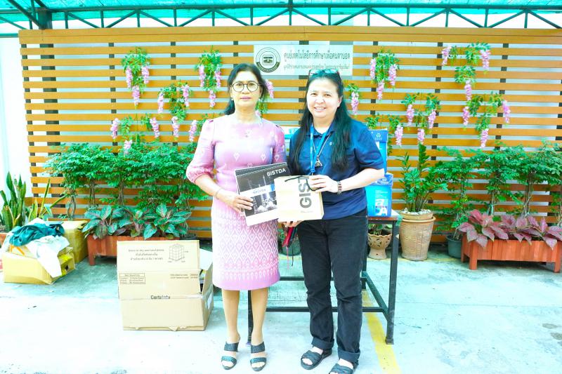 GISTDA บริจาคปฏิทินตั้งโต๊ะปีเก่า ให้แก่มูลนิธิช่วยคนตาบอดแห่งประเทศไทย_2
